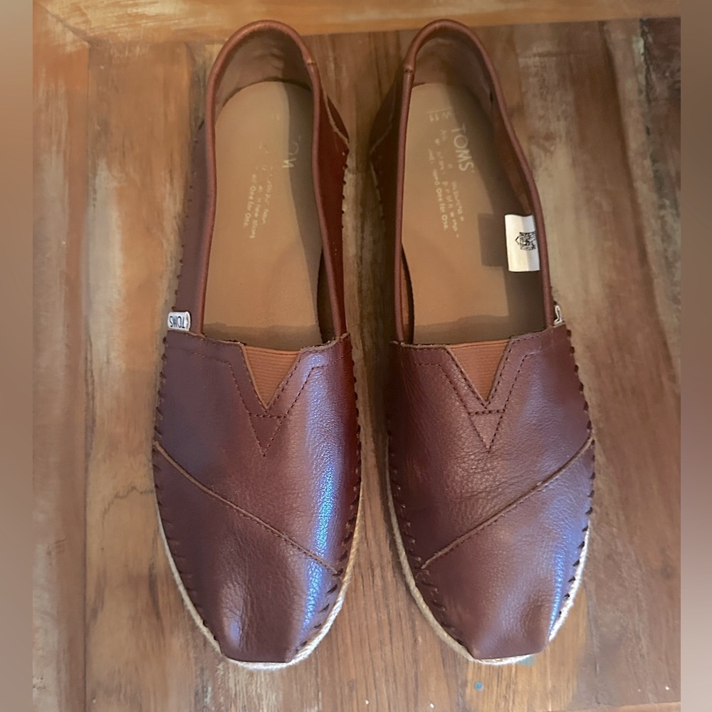 Tom’s chestnut leather Alpargata Espadrille Size 11